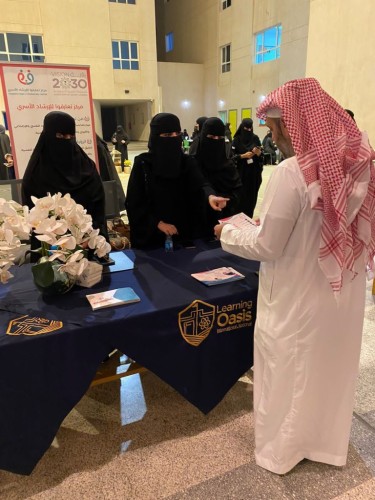 مركز تعارفوا للإرشاد الأسري يشارك في الملتقى الأول لأولياء أمور طلبة مدارس واحة العلم بالرياض