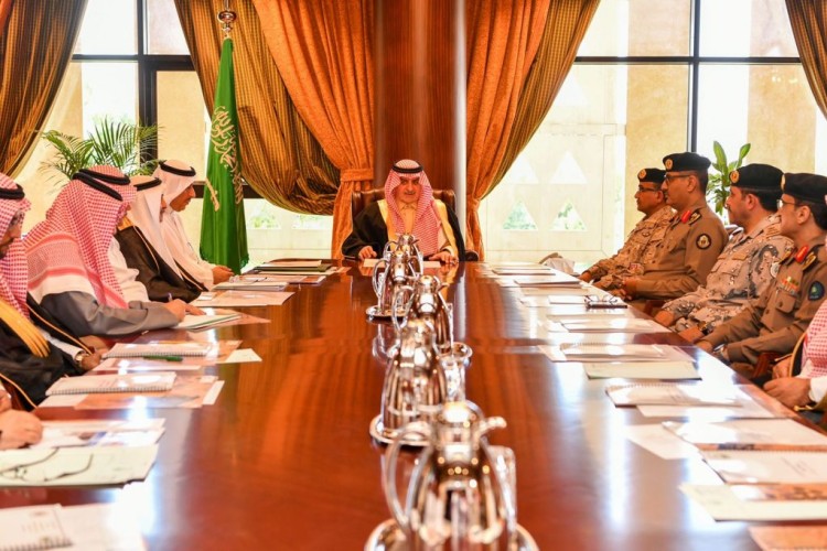 أمير منطقة تبوك يرأس اجتماع لجنة الدفاع المدني الرئيسية بالمنطقة