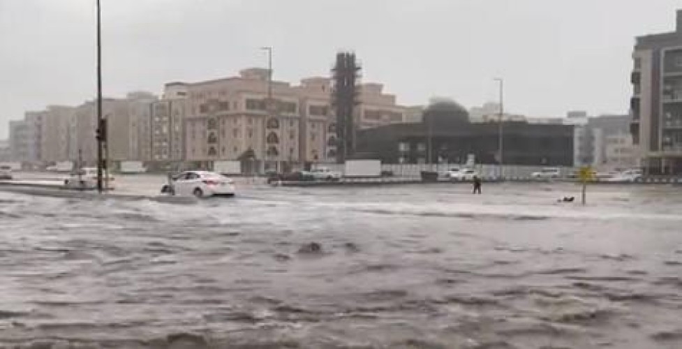 جدة .. بالفيديو: مياه الأمطار تغمر عدد من الشوارع والطرق الرئيسية بالمحافظة