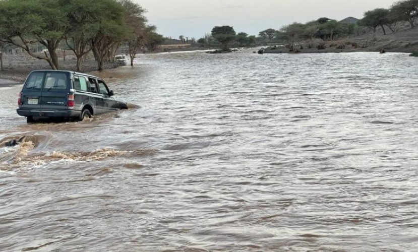 مدني حائل ينقذ 4 احتجزوا داخل مركبة بوادي الحفنة