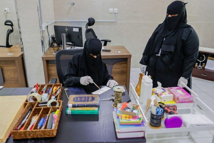 إدارة مركز الأخبار ترصد الجهود المبذولة في مكتبة الحرم المكي