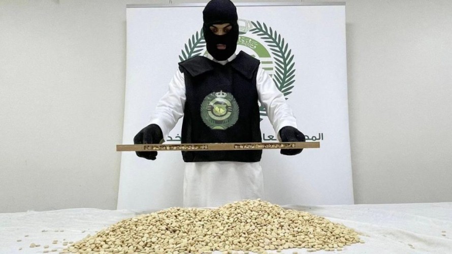 مكافحة المخدرات : ضبط أكثر من 2 مليون قرص من مادة الإمفيتامين مخبأة داخل شحنة ألواح خشبية