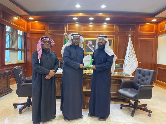 مدير عام فرع وزارة البيئة بالحدود الشمالية يكرم النحال وديع اليامي ‬بعد حصوله على الميدالية الذهبية والفضية في مسابقة لندن للعسل للعام 2022م