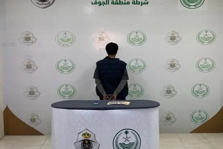 شرطة الجوف تطيح بشخص تورط في سلب محل تجاري بمحافظة القريات