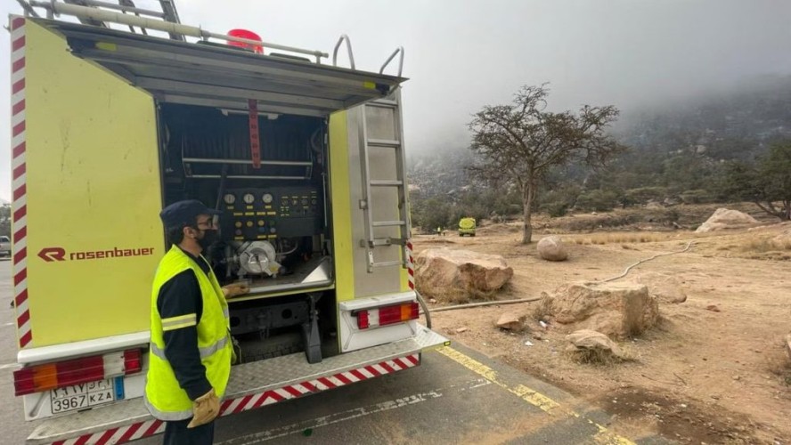 الدفاع المدني يتمكن من إخماد حريق اشتعل في مركبة بحي النهضة