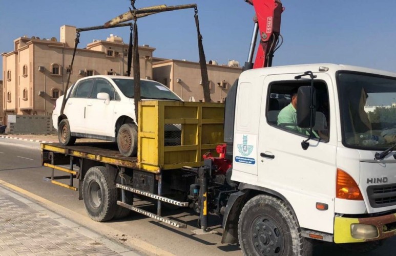بلدية رأس تنورة تزيل 45 سيارة تالفة ومهملة من أصل 120 سيارة تم حصرها