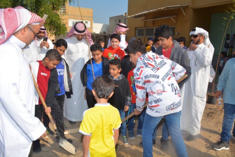 بلدية القطيف تطلق أولى مراحل مبادرة ” مساحة خضراء ” لتشجير المنشآت التعليمية والخدمية في كافة أنحاء المحافظة
