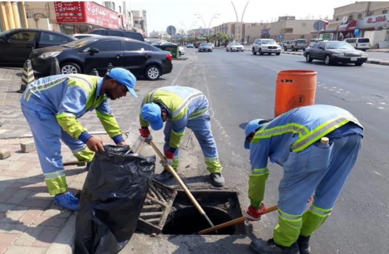 بلدية الظهران تقوم بأعمال الصيانة والتنظيف لقنوات تصريف مياه الأمطار لضمان انسيابية تصريف المياه