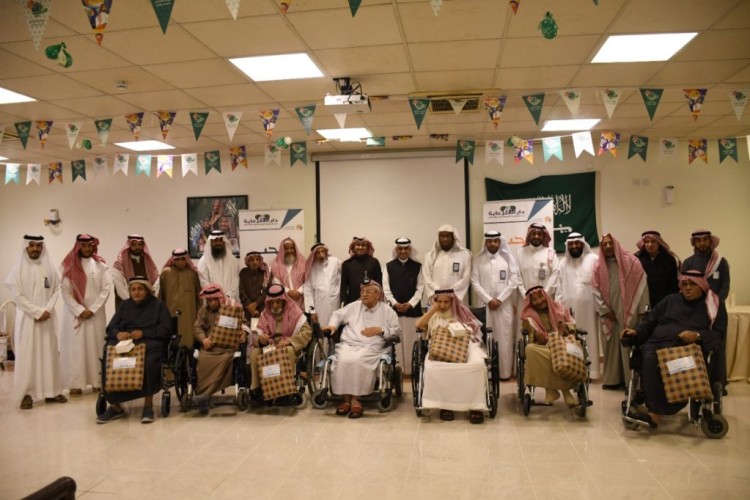 جمعية البر بالشرقية توزع كسوة الشتاء على كبار السن بدار الرعاية الاجتماعية