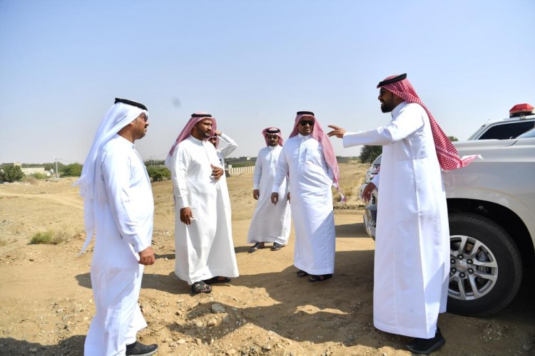 بتوجيه من سمو أمير جازان .. رئيس مركز الشقيق يتفقَّد معابر الأودية والسيول وتصريف مياه الأمطار