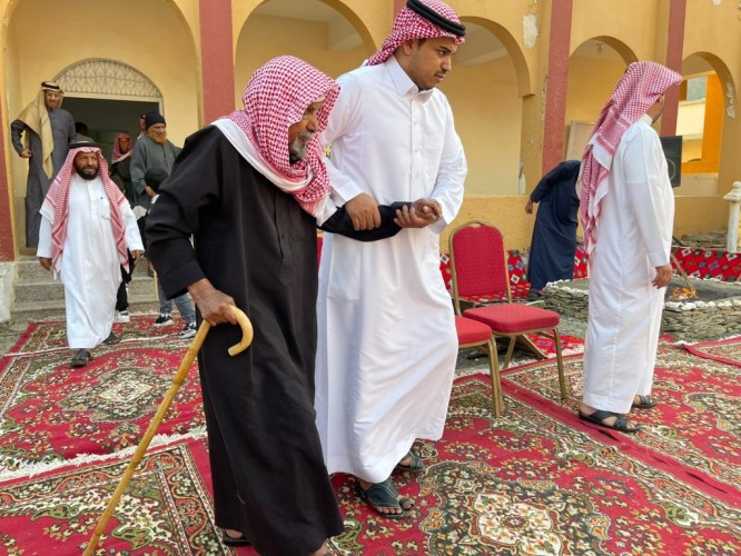 برعاية كريمة من أمارة منطقة عسير .. رئيس مركز وسانب يدشن برنامج وفاء لرعاية كبار السن