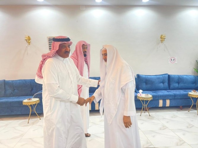 محافظ صامطة يزور أسرة “آل خيرات” ويُقدِّم واجب العزاء في فقيدهم