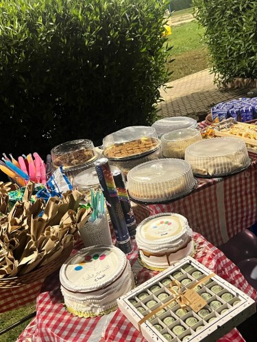 المعلمة مرشدة الأسود تحتفل بنجاح طلابها بمدرسة الخضراء في العالية