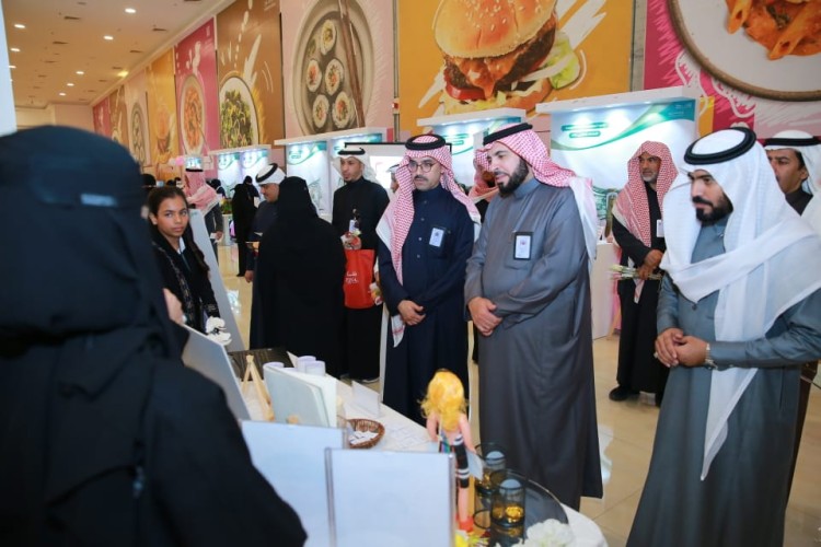 مدير التعليم بمحافظة المجمعة يفتتح المعرض التثقيفي التوعوي لاستدامة برنامج الوعي المالي والادخار