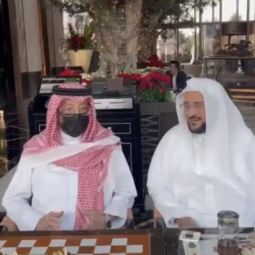 بالفيديو .. لقاء مؤثر وأخوي جمع وزير الشؤون الإسلامية بسفير البحرين السابق وجسد معاني الأخوة في أسمى معانيها