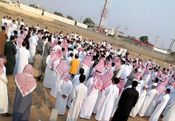 جموع غفيرة تشيع العم مشاري آل خيرات