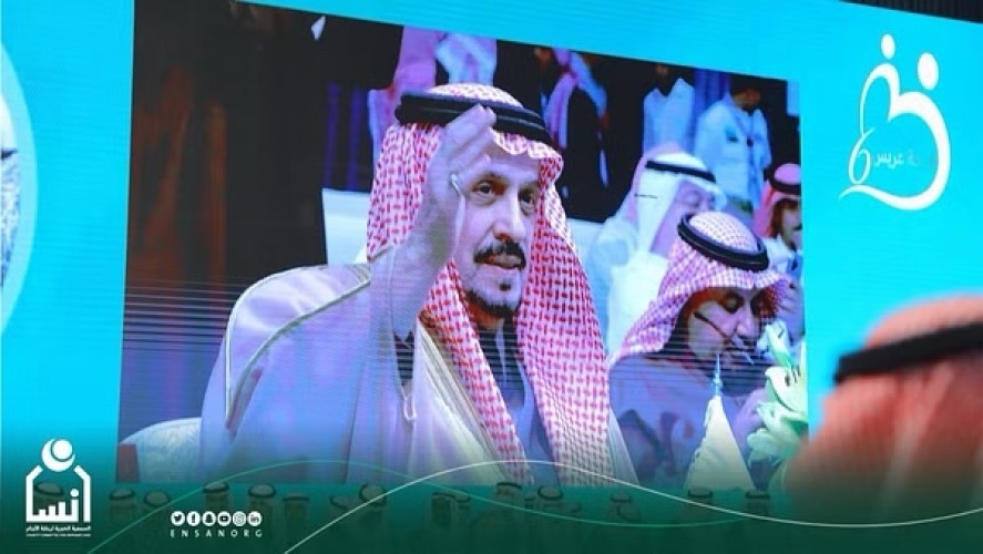 أمير الرياض يزف  100  من أبناء إنسان إلى عش الزوجية