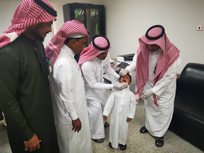 رئيس مركز الشقيق يدشن حملة التطعيم ضد شلل الأطفال بمركز الرعاية الأولية بالشقيق
