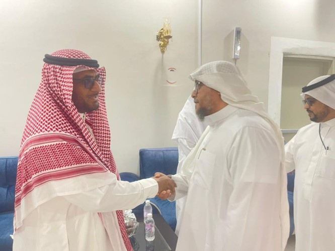 محافظ صامطة المكلف يعزي  أسرة “آل خيرات” في فقيدتهم