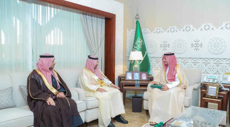 نائب أمير الشرقية يستقبل مدير عام شئون الإسكان ويتسلم التقرير السنوي 2022