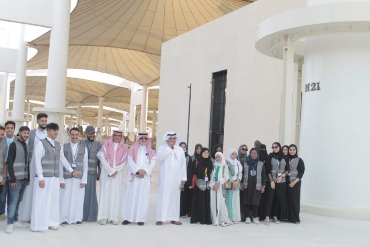وفد من (بر جدة) يزور بينالي الفنون الإسلامية لإثراء تجارب المتطوعين