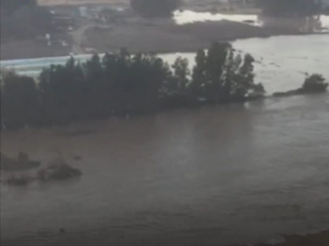 يعتبر من الاودية الأطول عمراً .. بالفيديو: وادي الرمة يواصل جريانه في القصيم