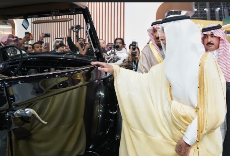 في مؤتمر “إكسبو الحج” .. بالصور: عرض لـ”سيارة” الملك عبدالعزيز التي كان يستقلها في التنقُّل والإشراف على خدمة الحجاج