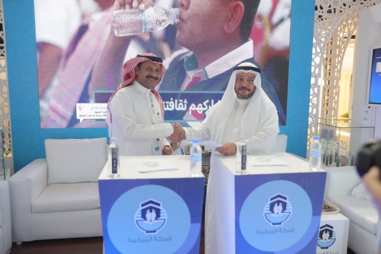شركة الزمازمة تبهر زوار معرض الحج والعمرة بعبوات زمزم الزجاجية