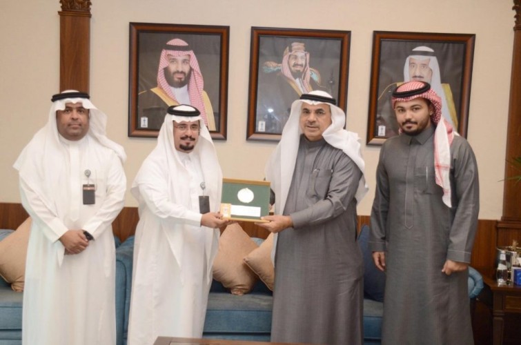 الجبير يتسلم شهادة ودرع مستشار سفير الجودة للبرنامج الوطني لسفراء الجودة بالهيئة السعودية للمواصفات والمقاييس والجودة