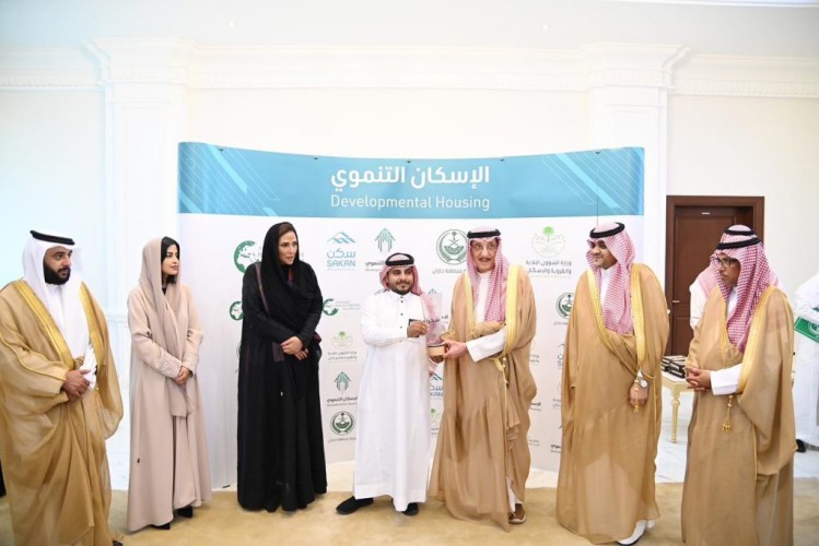 أمير منطقة جازان يشهد مراسم توقيع عدد من الاتفاقيات ويسلم ٣٥٤ وحدة سكنية لمستفيدي الإسكان التنموي