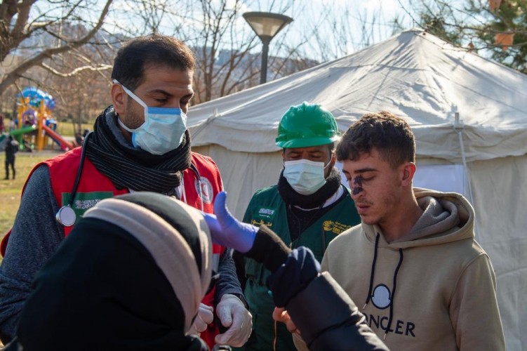 ” مركز الملك سلمان الإغاثي ” يواصل ميدانيًا جهوده التطوعية لعمليات البحث والانقاذ في تركيا