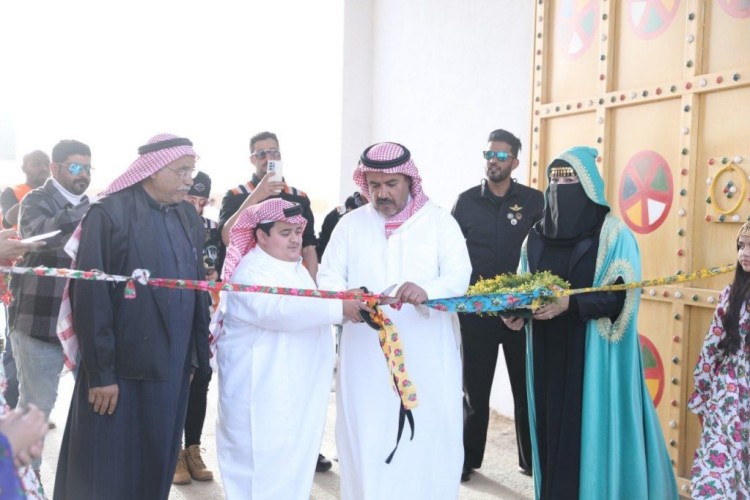 تأصيلاً للموروثات والثقافة الوطنية .. مهرجان عبق الماضي يشهد مجموعة من الأنشطة والبرامج الثقافية والفنية التي لا تخلو كل عام من “العرضة السعودية”