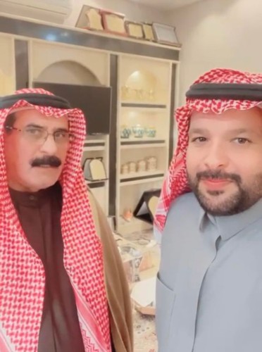 على خلفية تكريم الشاعرفوزي  بن مربح .. الإعلامي “غانم الويفي” يستقبل رجل الأعمال “عياد عواض المشعلي” في ديوانه الخاص بحائل