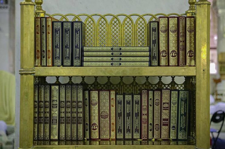 شؤون المسجد الحرام توزع نسخ القرآن الكريم بعدة لغات في أرجاء البيت العتيق