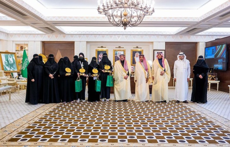 سمو أمير القصيم يكرم 3 طالبات ومعلمة من تعليم المنطقة لحصولهن على جوائز دولية ومحلية