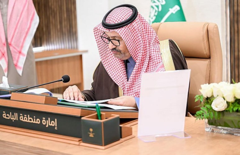 سمو أمير الباحة يُناقش مشاريع بلدية محافظة المندق
