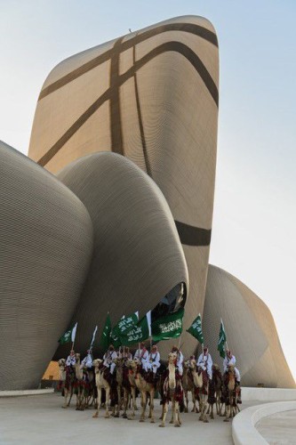 عروض أدائية وصقور تحّلق في سماء “إثراء” احتفاءً بـ “يوم التأسيس”