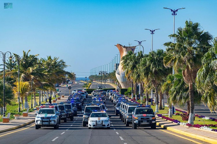 القطاعات الأمنية بمحافظة الوجه تشارك في مسيرة احتفائية بيوم التأسيس