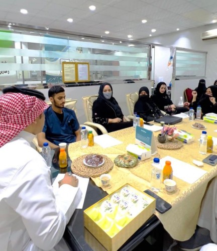 مركز حي العوالي يجتمع مع إدارة تعزيز الصحة بالتجمع الصحي بمكة متمثلاً ببرنامج التمكين المجتمعي