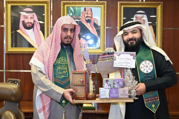 بالصور ..وزارة الشؤون الإسلامية تزين مبانيها باللون الأخضر احتفاء بيوم التأسيس