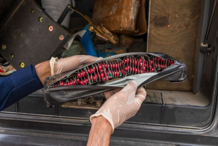 “الزكاة والضريبة والجمارك” تُحبط محاولتي تهريب أكثر من 27 كيلوجرام من الشبو و17 ألف حبة محظورة