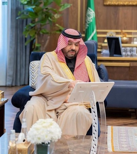 أمير منطقة الحدود الشمالية يتسلم التقرير السنوي لفرع هئية الهلال الاحمر.