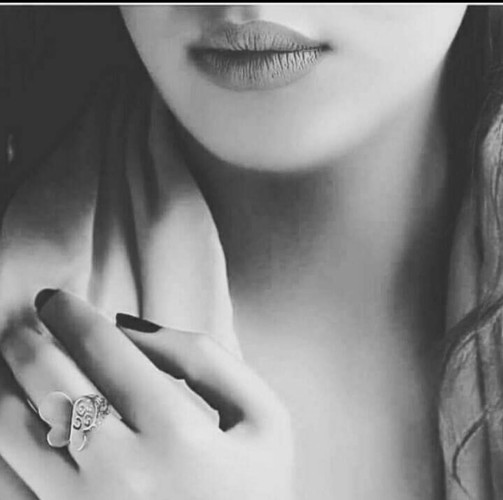 أُنثَى مُختَلِفَةٌ