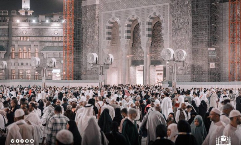 وسط أجواء إيمانية وروحانية.. جموع المصلين يؤدون صلاة التراويح بالمسجد الحرام