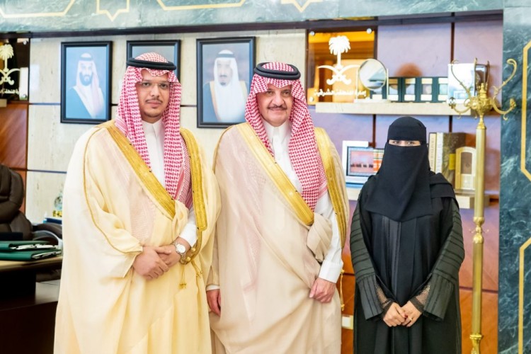 أمير الشرقية يتسلم نسخة من “هذا الكتاب يهمك”