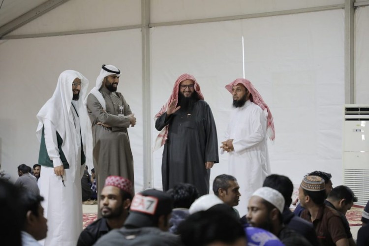 الرويلي يزور مخيم إفطار الصائمين بـ عرعر