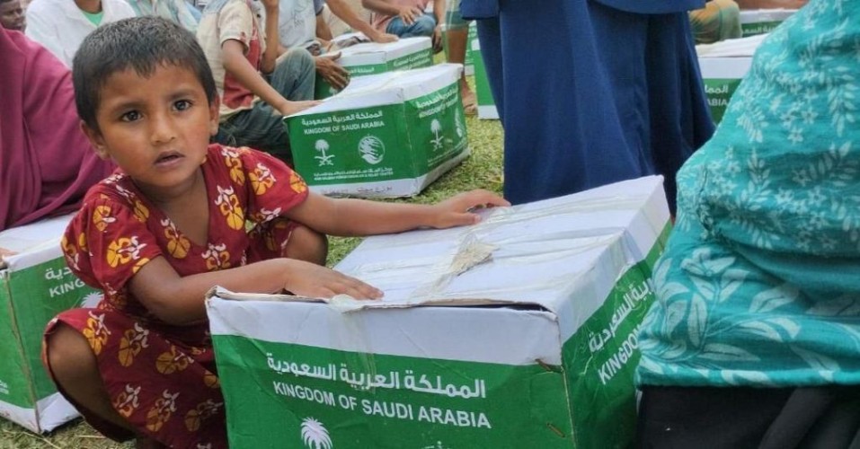 مركز الملك سلمان للإغاثة يوزع 12 طنا من السلال الغذائية في عدة مناطق بجمهورية بنجلاديش