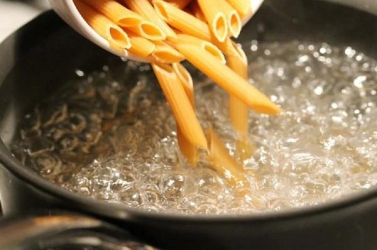 دراسة : إضافة الملح إلى المعكرونة خلال سلقها يمكن أن يصيب الإنسان بالسرطان وتليف الكبد