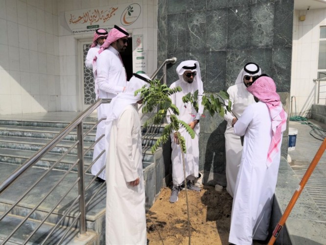 أمين عام جمعية البر بالاحساء يشارك منسوبي الجمعية في فعاليات أسبوع البيئة تحت شعار ” بيئتك تعرفك “