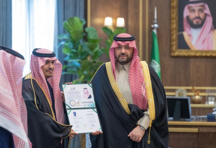 سمو أمير الحدود الشمالية يتسلم نسخة من شهادة الاعتماد المؤسسي للمعهد السعودي التقني للتعدين